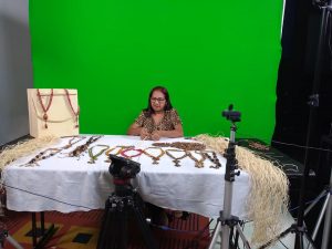 Leia mais sobre o artigo Célia Maria Rodrigues ensina a fazer um lindo colar feito com sementes e fibras da Amazônia