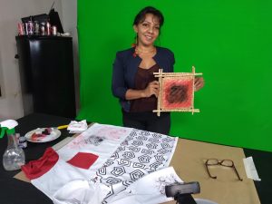 Leia mais sobre o artigo Leya Oliveira ministra oficina de pintura abstrata e  ensina técnica tie dye com temas regionais