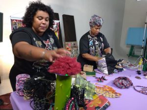 Leia mais sobre o artigo Mãe e filha da marca Patricinha Nega Linda ensinam turbantes e biojóias com a temática afro